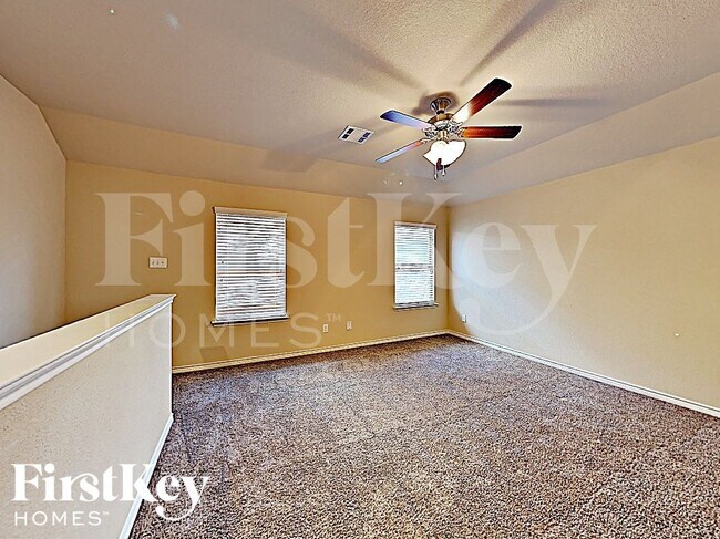 Building Photo - 561 Jamestown Ln