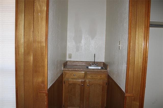 Building Photo - 613 NW Renfro St