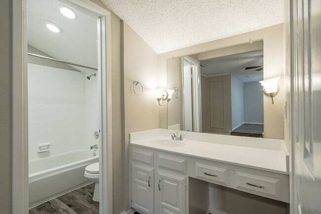 Building Photo - 1121 Via Del Rey