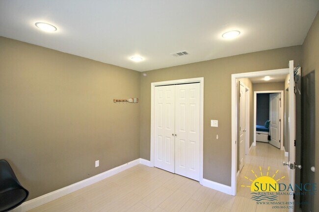Building Photo - Great 4 Bedroom Home in Fort Walton