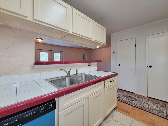 Building Photo - This corner unit is great because being on the end unit is more private and there are no condo's ...