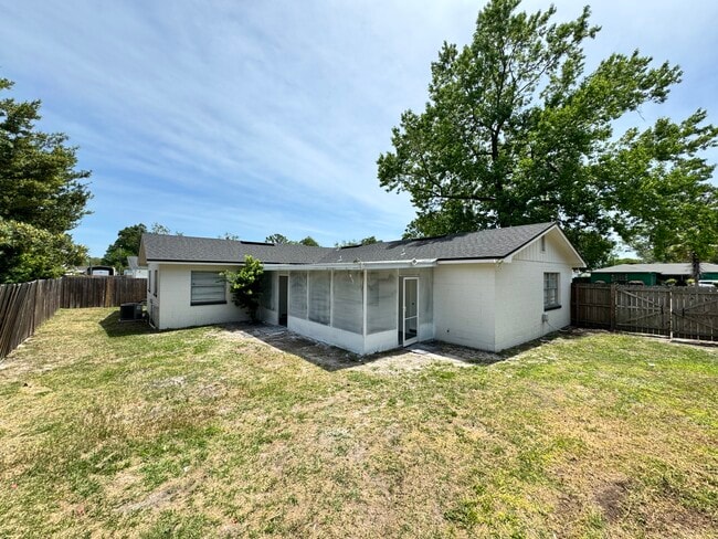 Building Photo - 6116 Shakespeare Dr