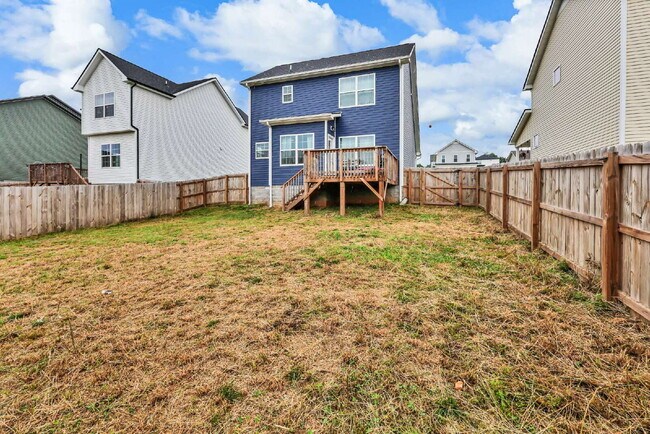 Building Photo - Beautiful modern home less than 2 years old