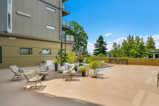 Building Photo - 5001 California Ave SW