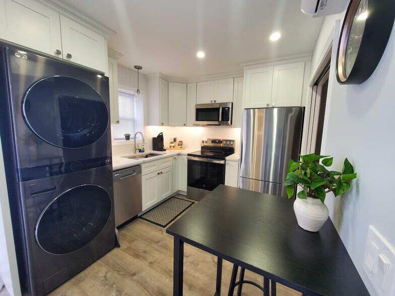 Building Photo - 1111 Atwells Ave