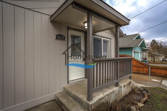 Building Photo - 3 Bed 1 Bath Coeur D'Alene Home with Single Car Garage!