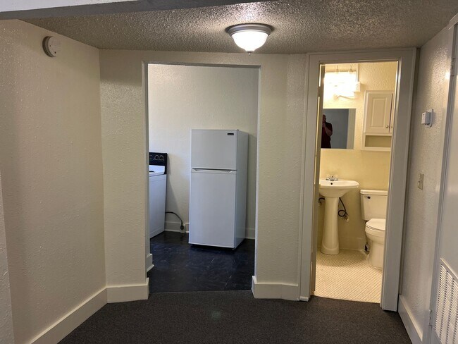 Building Photo - Updated Studio in the Paseo District