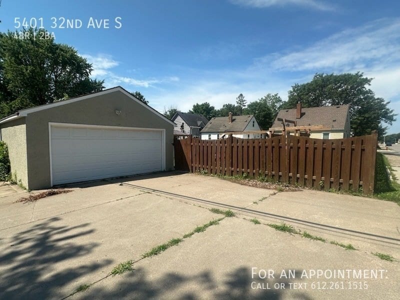 Building Photo - 5401 S 32nd Ave