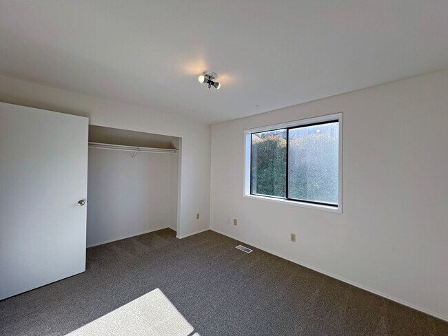 Building Photo - 1507 63rd Ave NE