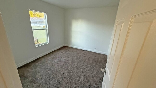 Building Photo - 21100 State St