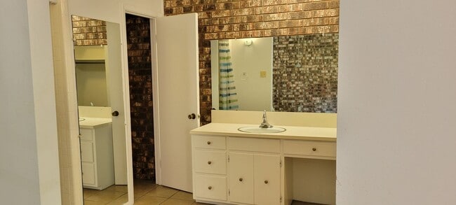 Building Photo - LARGE 2 BEDROOM 3 BATH CONDO IN COLONIAL PARK
