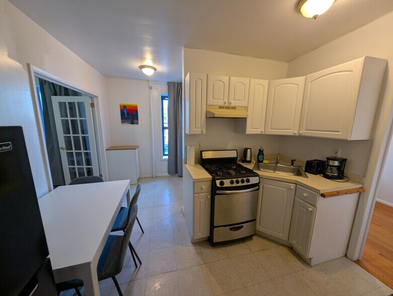 Building Photo - 224 E 95th St