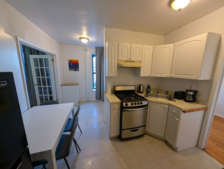 Building Photo - 333 E 95th St