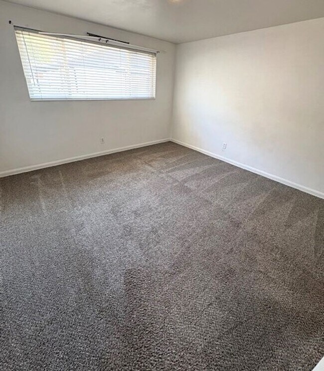 Building Photo - 3 Bedroom Duplex in Sugarhouse!