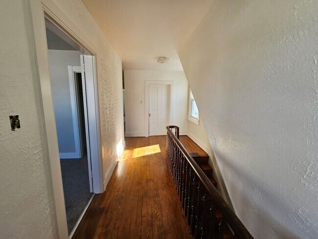 Building Photo - 147 S Main St