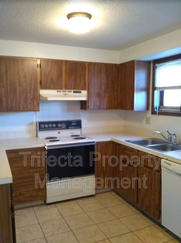 Building Photo - 4955 Basswood Dr