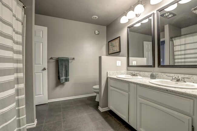 Building Photo - Downtown Redmond, 2 Bed Condo unit