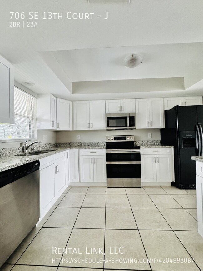 Building Photo - 706 SE 13th Ct