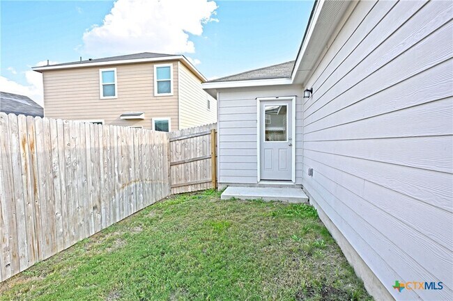 Building Photo - 512 Dakota Crk