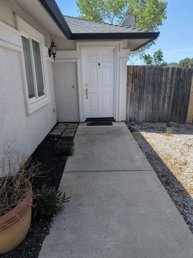 Building Photo - Beautiful duplex