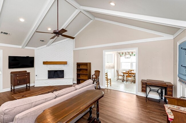 Building Photo - 3 Bedroom House Available off Jefferson Hwy