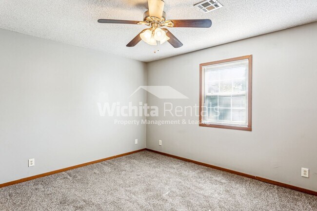 Building Photo - 3 Bedroom 2 bath duplex - Derby