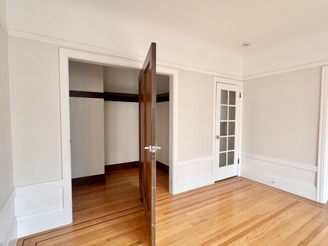 Building Photo - Top Floor 2BR/1BA + Newly Renovated Unit! Parking! In-Unit Laundry! PROGRESSIVE