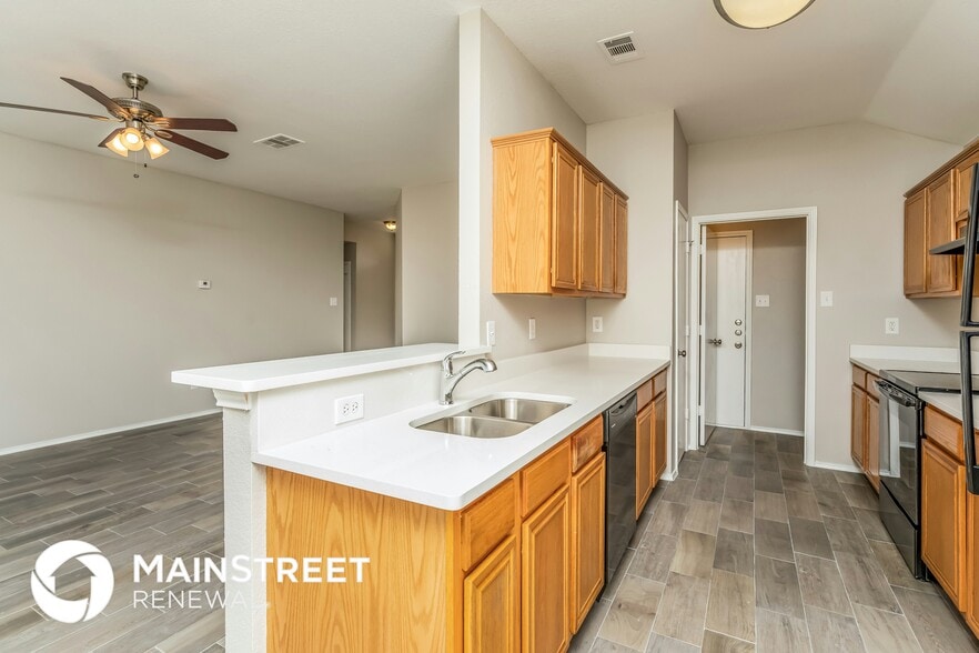 Building Photo - 717 Somerset Dr