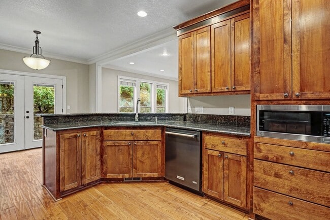 Building Photo - 4 bed, 2.5 bath Two-Story Home in West Salem