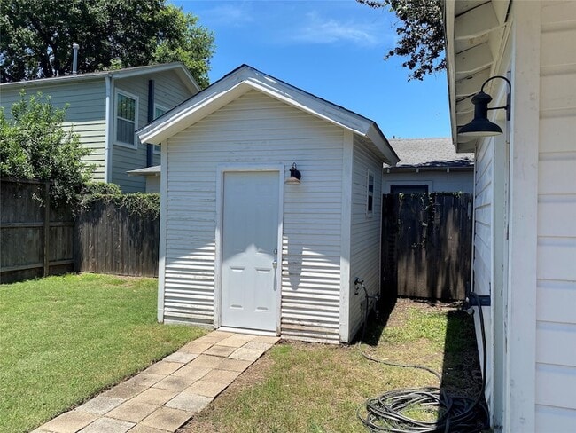 Building Photo - 127 Payne St