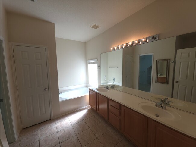 Building Photo - 3027 Providence Oak St