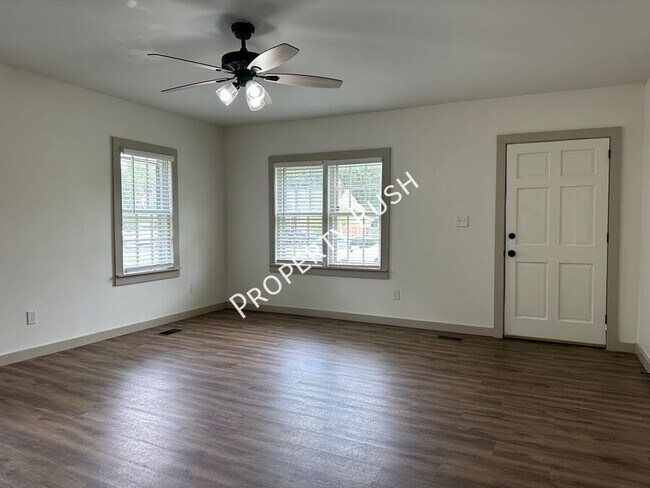 Building Photo - 112 N Lovell Ave