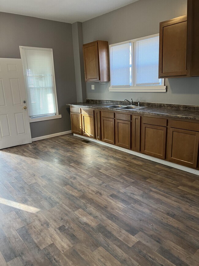 Building Photo - 1918 W Howett St