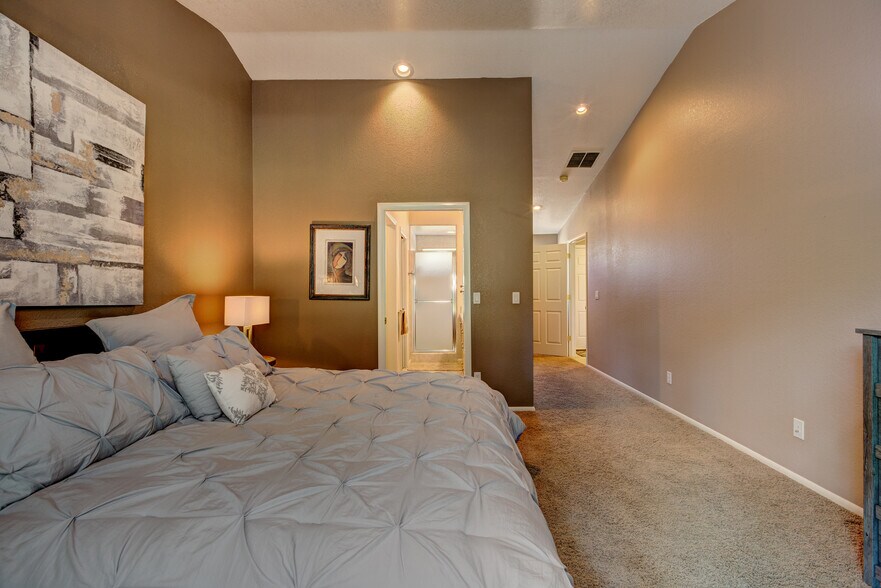 Large and private - 1923 S Teal Ln