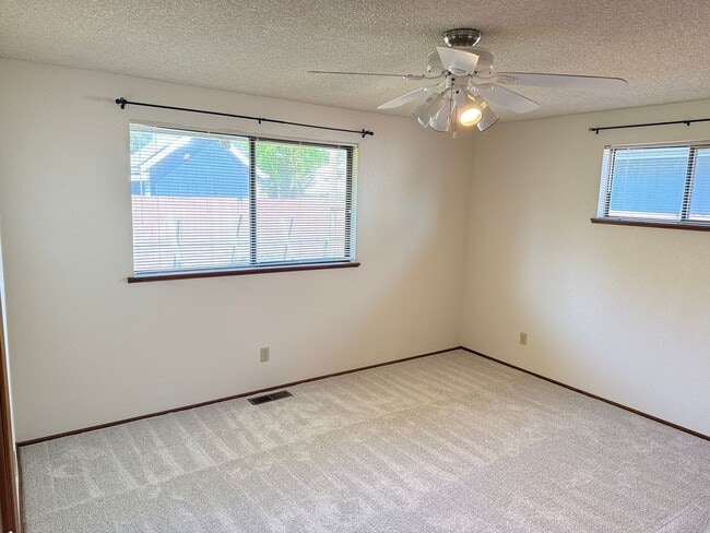 Building Photo - Well-kept house in desirable Thurston neighborhood!