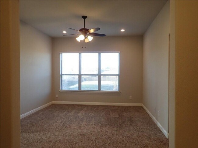 Building Photo - 409 Silver Trail