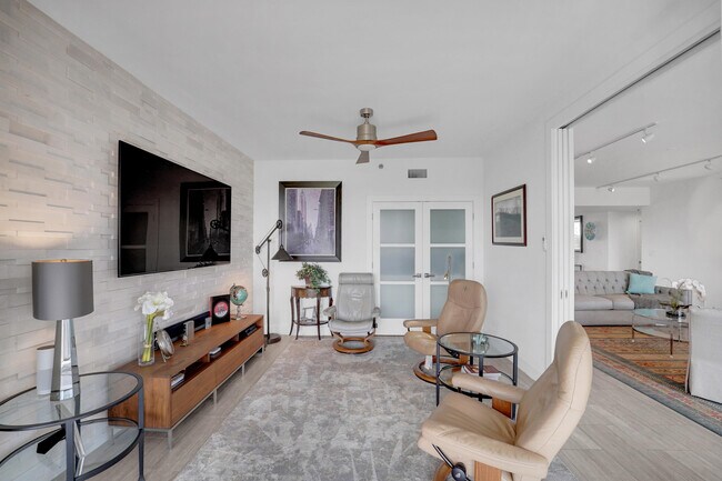 Building Photo - 4114 W Palm Aire Dr