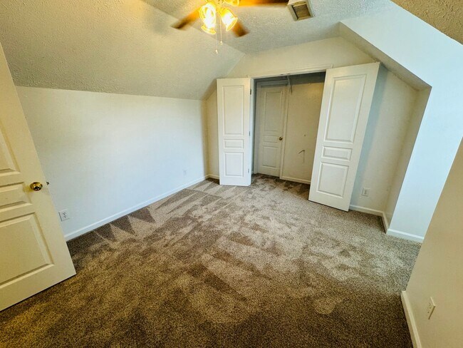 Building Photo - For Lease - 3 Bed, 2 Bath, 1400sqft Home i...