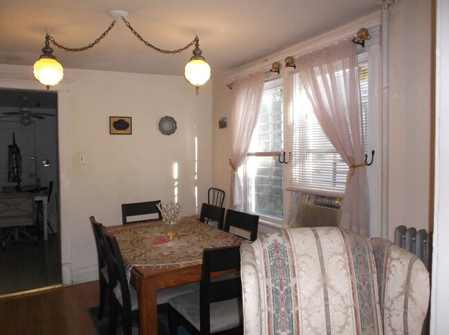 Building Photo - 2025 Ashland Ave