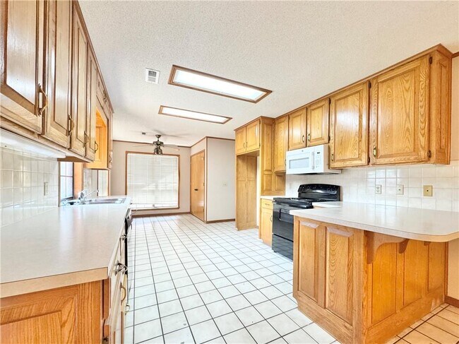 Building Photo - 3500 W Hemlock St