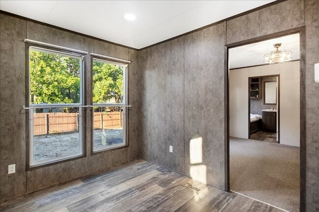 Building Photo - 409 Willow Dr