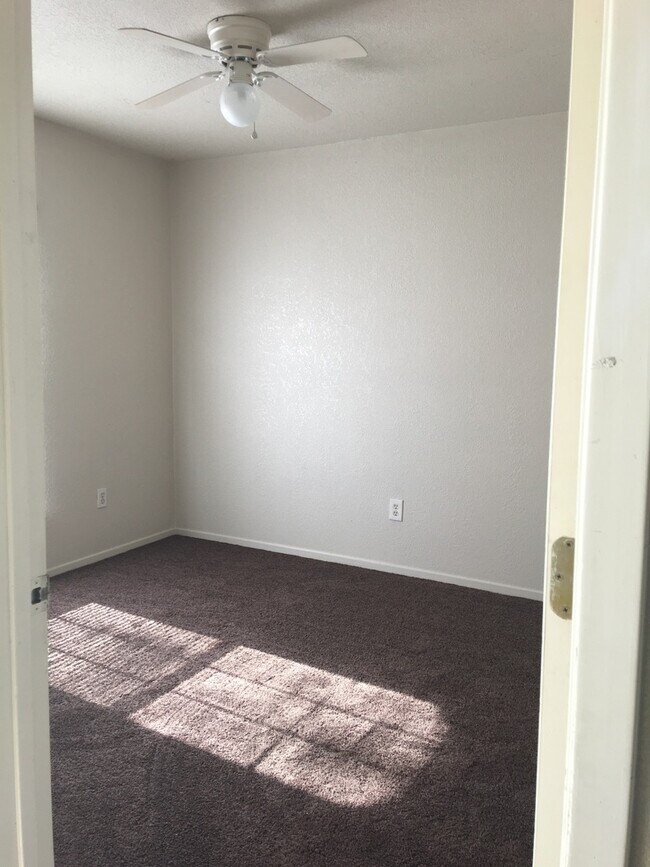 Building Photo - 4 bedroom home for rent