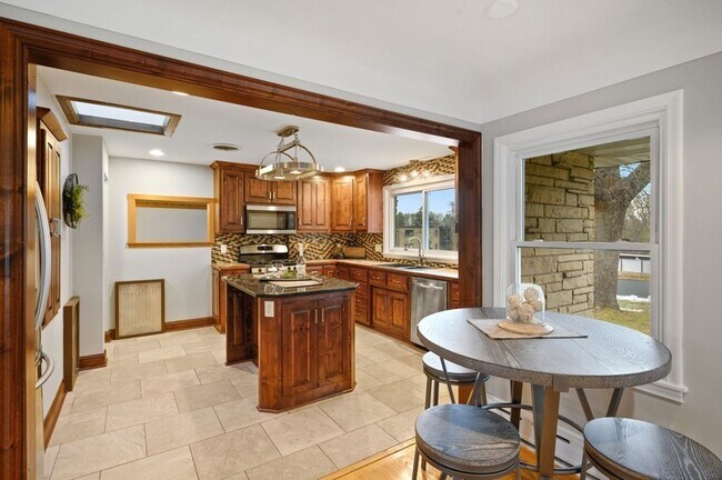 Building Photo - Remodeled 4bd 2ba fully finished rambler style home in New Brighton