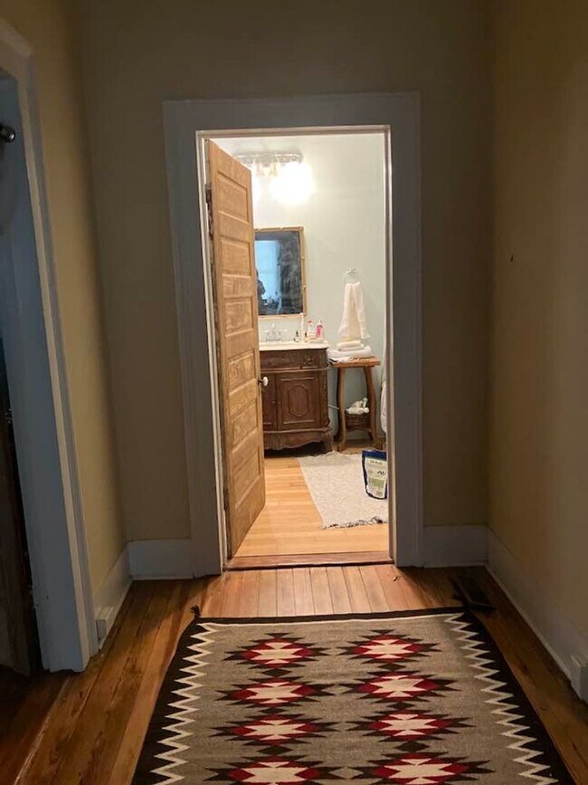 Building Photo - Charming 2BR Duplex in Boulevard – Walk to...
