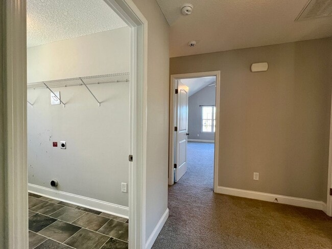 Building Photo - AVAILABLE EARLY APRIL 2026! (Pet Friendly)