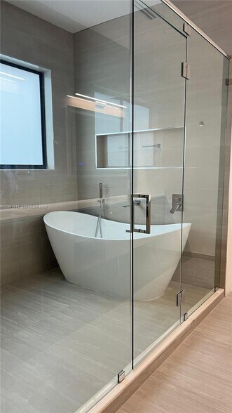 Building Photo - 1700 NE 18th St