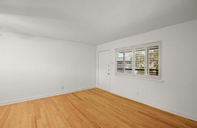 Building Photo - 2303 East Side Dr