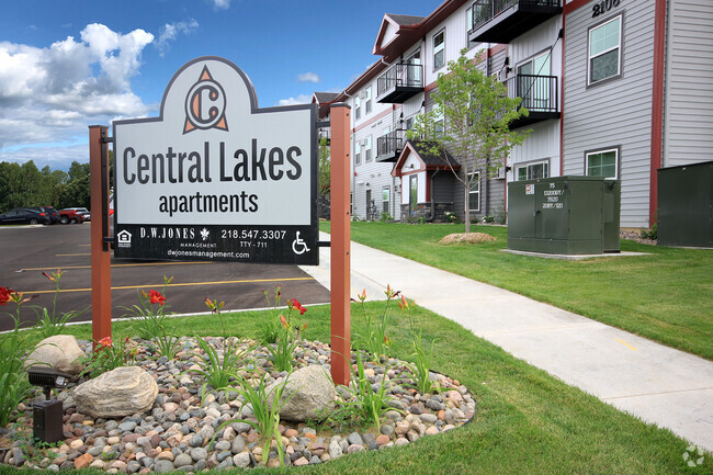 Building Photo - Central Lakes