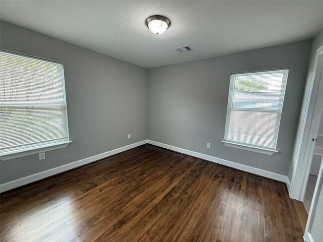 Building Photo - 1146 Majestic St