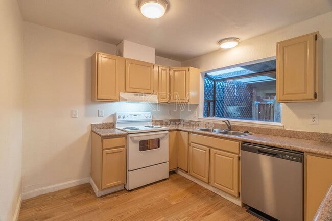 Building Photo - 7409 Village Green Dr